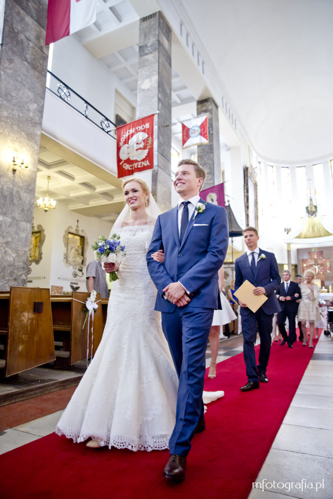 fotogrfia ślubna pary młodej w kościele